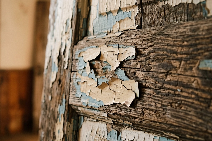 Как снять старую краску с дерева: 3 проверенных способа